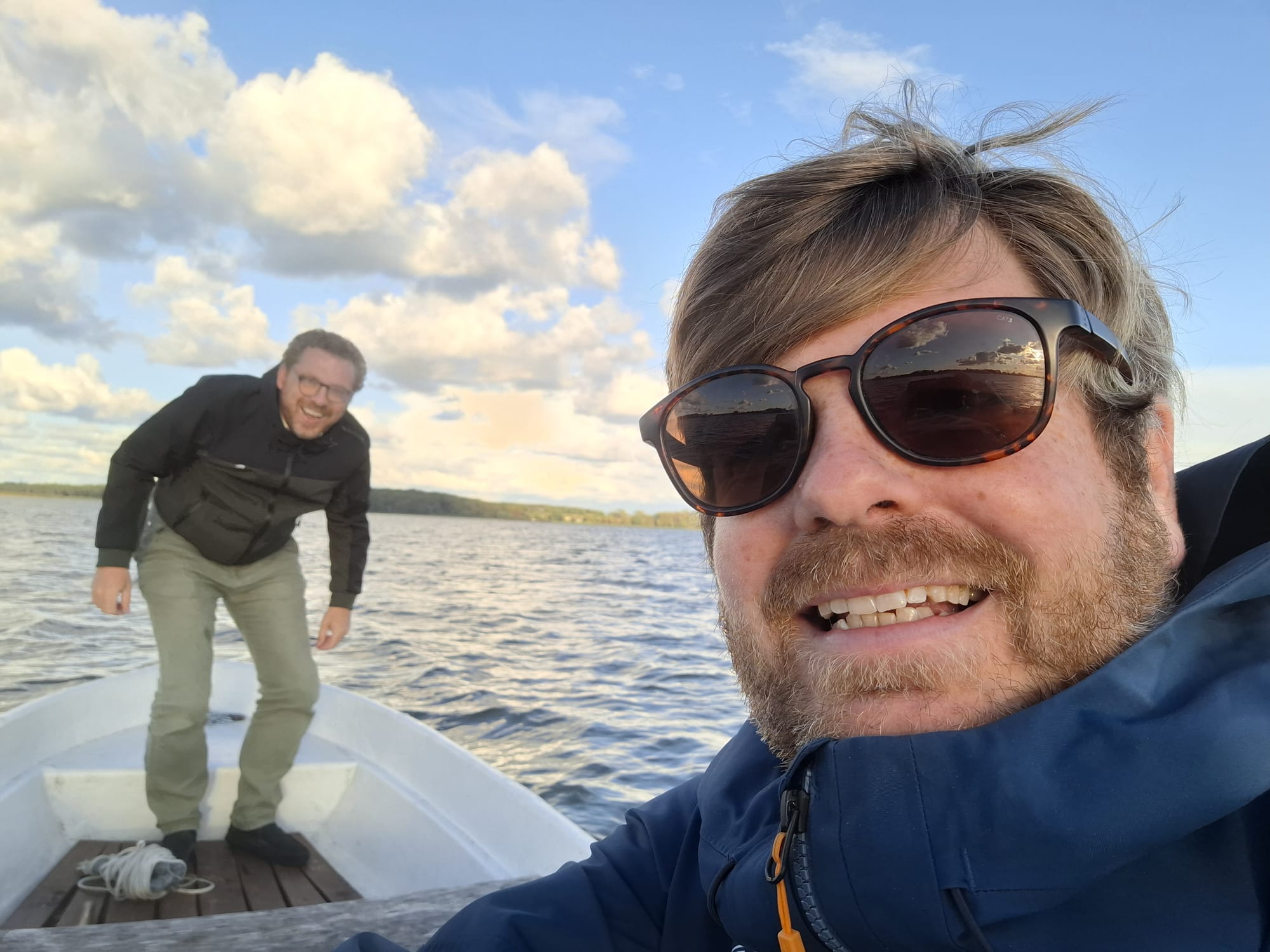 Die beiden Gastgeber von Haus am Wiek lächeln bei einer gemeinsamen Bootsfahrt.